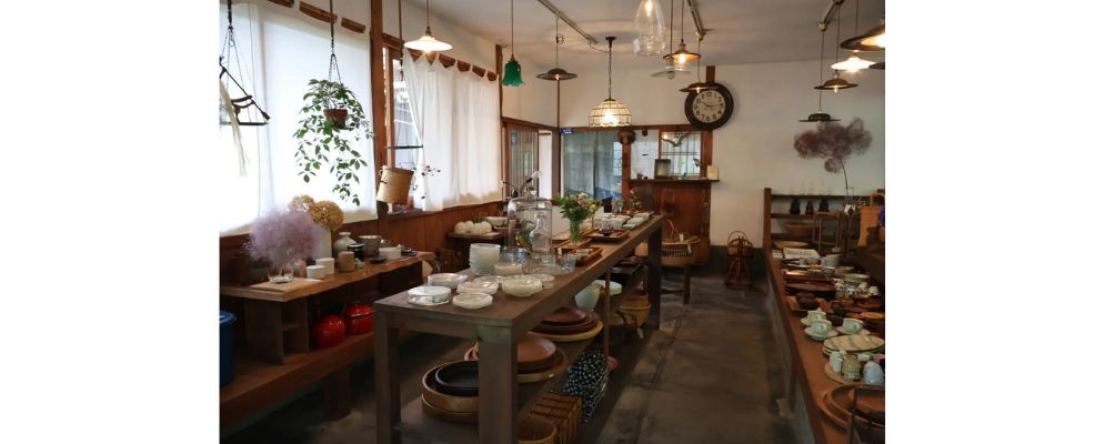 時を重ねるほどに味わい深く。里山・大原の自然に溶け込む「古道具 ツキヒホシ」